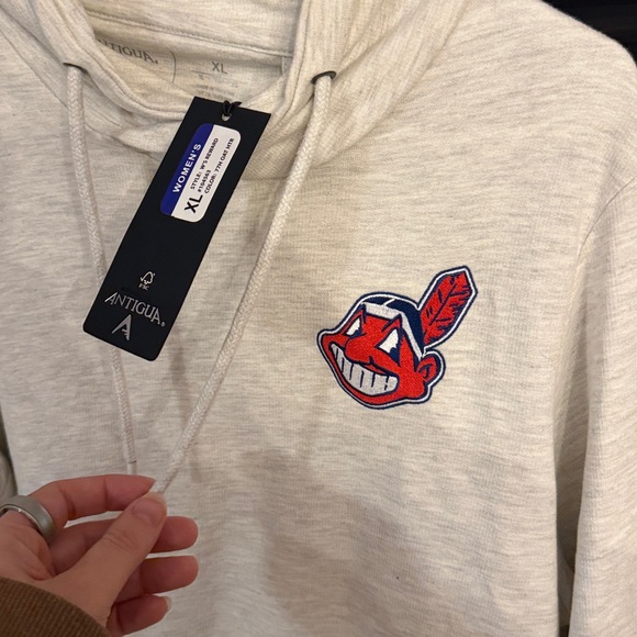 Cleveland Indians Women’s XL Antigua Cream Hoodie - Picture 2 of 4
